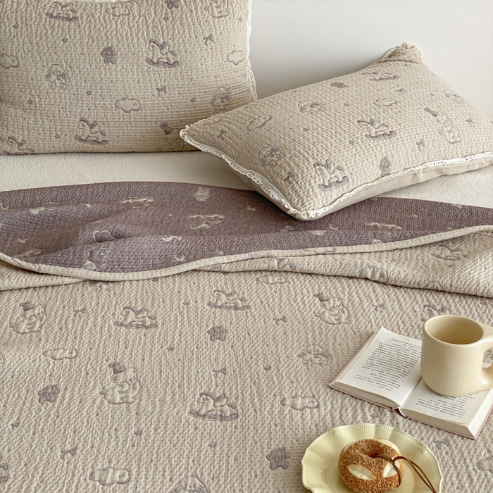 91家纺网 家纺一手货源 找家纺 麻依 2026新款韩国花边床盖三件套系列 木马小熊-紫色