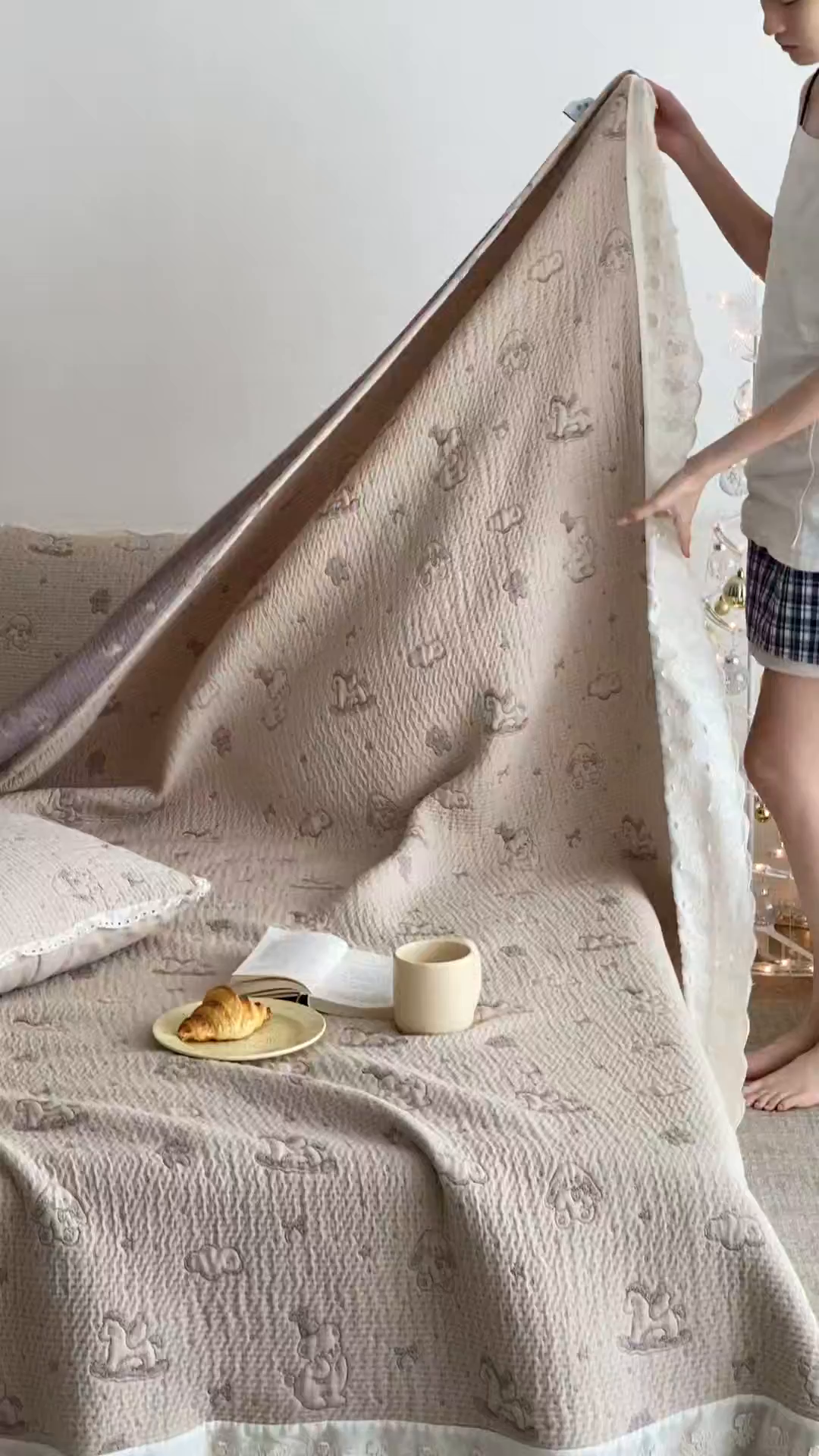 91家纺网 家纺一手货源 找家纺 麻依 2026新款韩国花边床盖三件套系列 木马小熊-紫色