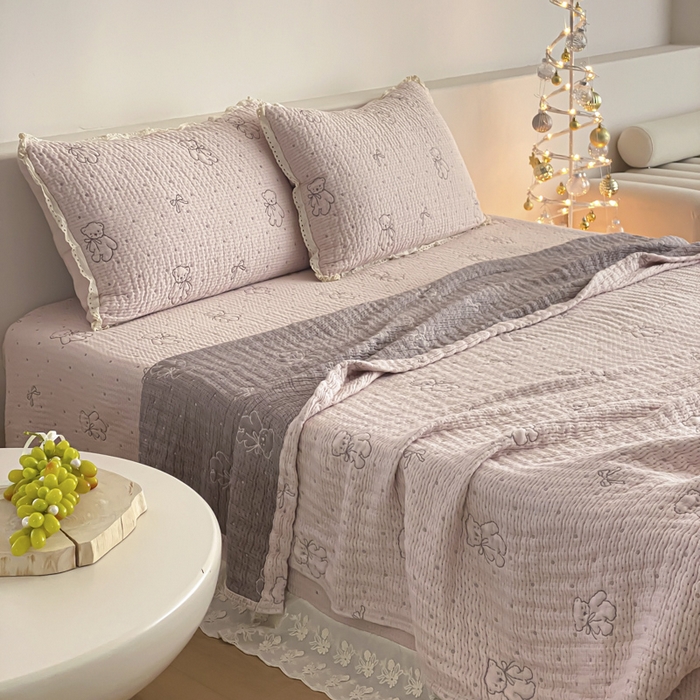 91家纺网 家纺一手货源 找家纺 麻依 2026新款韩国花边床盖三件套系列 丝带小熊-粉色