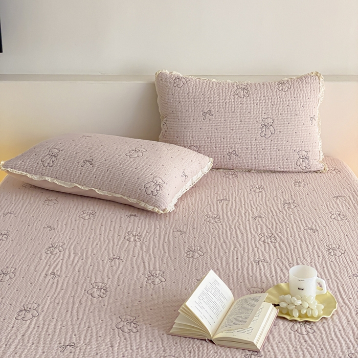 91家纺网 家纺一手货源 找家纺 麻依 2026新款韩国花边床盖三件套系列 丝带小熊-粉色