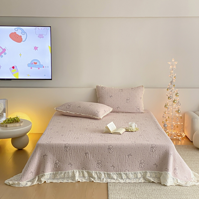 91家纺网 家纺一手货源 找家纺 麻依 2026新款韩国花边床盖三件套系列 丝带小熊-粉色