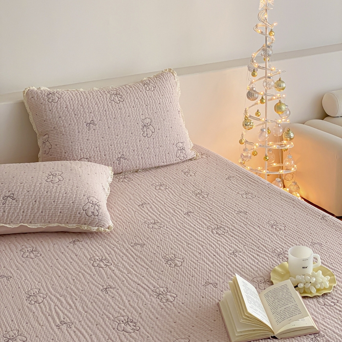 91家纺网 家纺一手货源 找家纺 麻依 2026新款韩国花边床盖三件套系列 丝带小熊-粉色