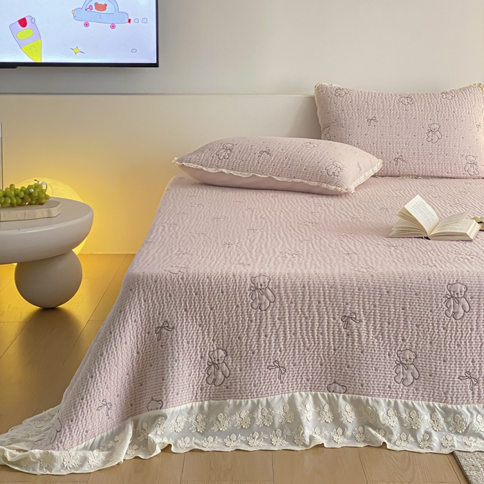 91家纺网 家纺一手货源 找家纺 麻依 2026新款韩国花边床盖三件套系列 丝带小熊-粉色