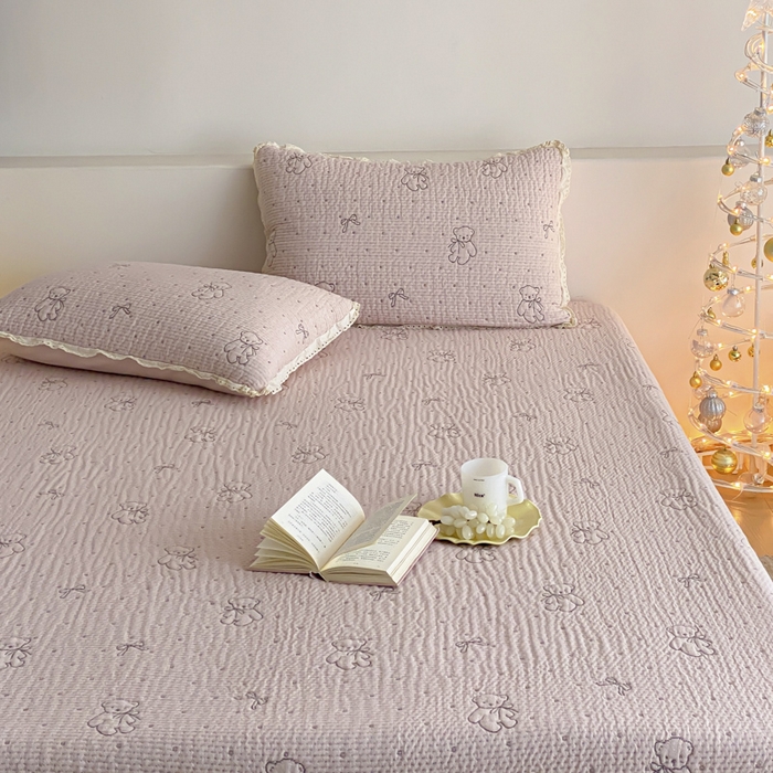 91家纺网 家纺一手货源 找家纺 麻依 2026新款韩国花边床盖三件套系列 丝带小熊-粉色