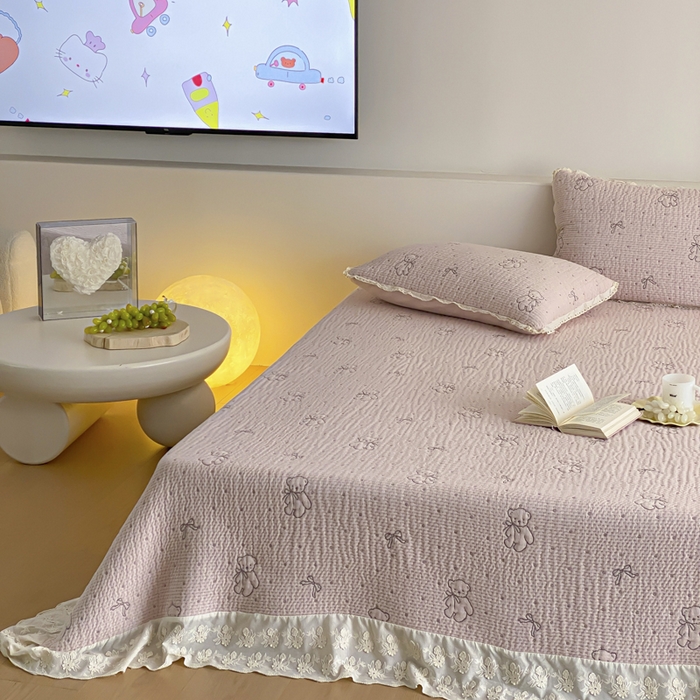 91家纺网 家纺一手货源 找家纺 麻依 2026新款韩国花边床盖三件套系列 丝带小熊-粉色