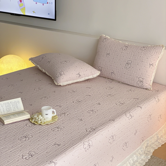 91家纺网 家纺一手货源 找家纺 麻依 2026新款韩国花边床盖三件套系列 丝带小熊-粉色