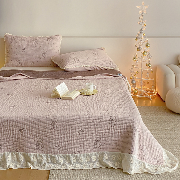 91家纺网 家纺一手货源 找家纺 麻依 2026新款韩国花边床盖三件套系列 丝带小熊-粉色