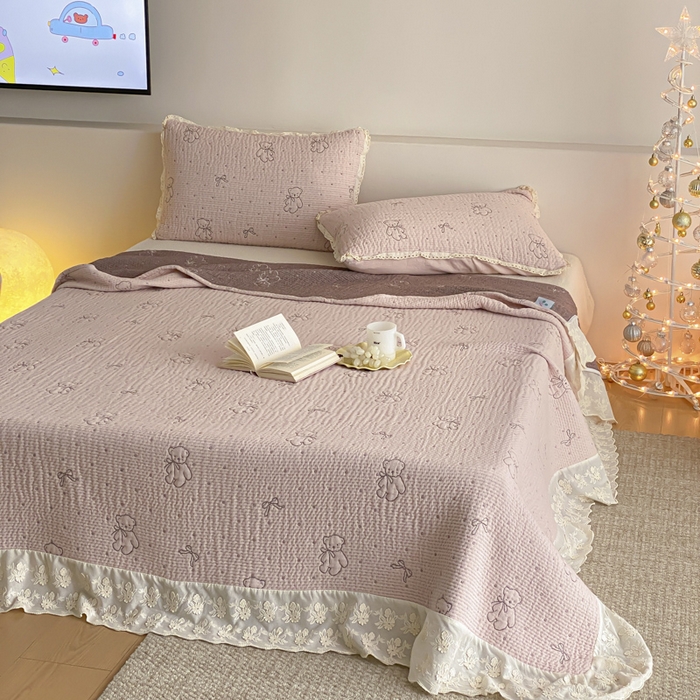 91家纺网 家纺一手货源 找家纺 麻依 2026新款韩国花边床盖三件套系列 丝带小熊-粉色