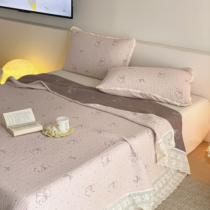 91家纺网 家纺一手货源 找家纺 麻依 2026新款韩国花边床盖三件套系列 丝带小熊-粉色