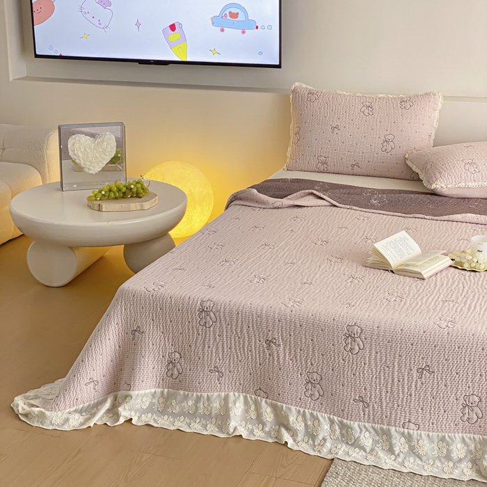 91家纺网 家纺一手货源 找家纺 麻依 2026新款韩国花边床盖三件套系列 丝带小熊-粉色