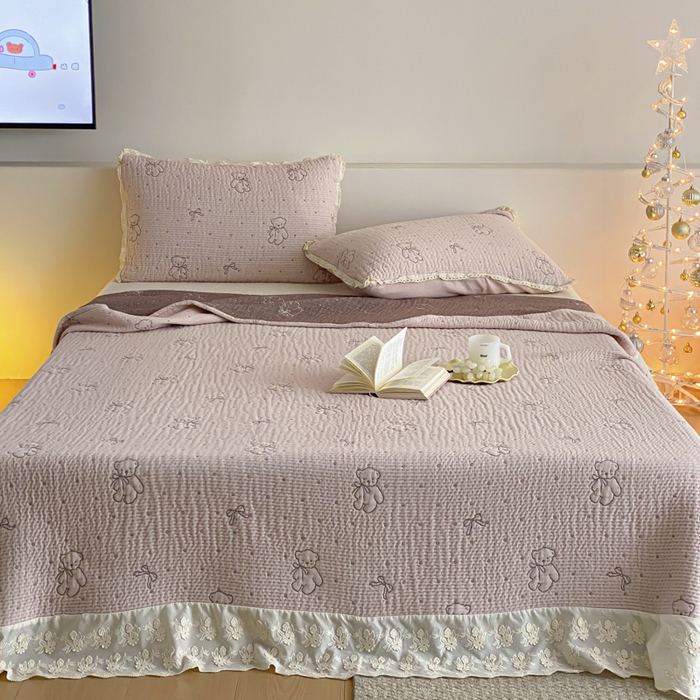 91家纺网 家纺一手货源 找家纺 麻依 2026新款韩国花边床盖三件套系列 丝带小熊-粉色