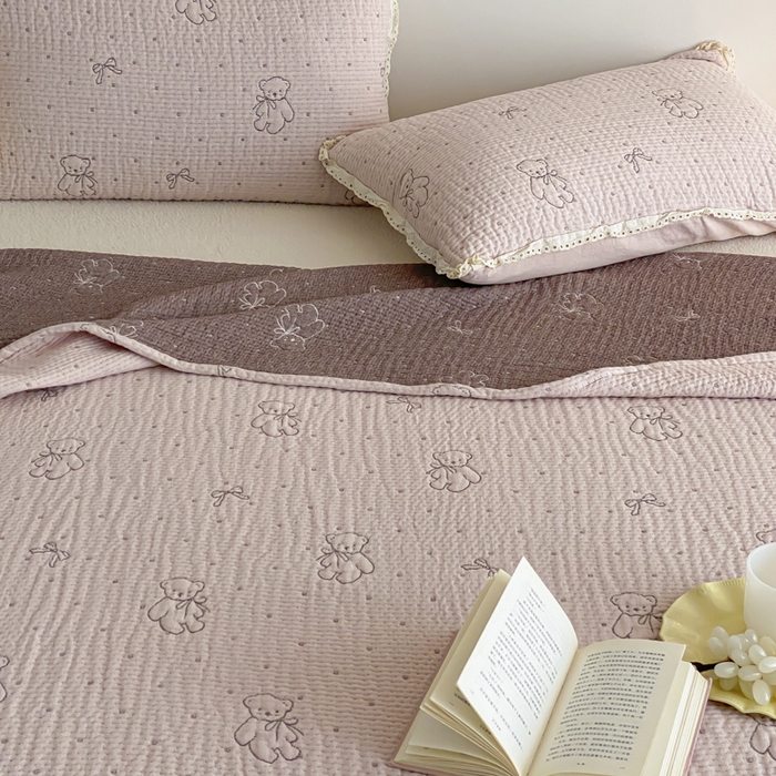 91家纺网 家纺一手货源 找家纺 麻依 2026新款韩国花边床盖三件套系列 丝带小熊-粉色