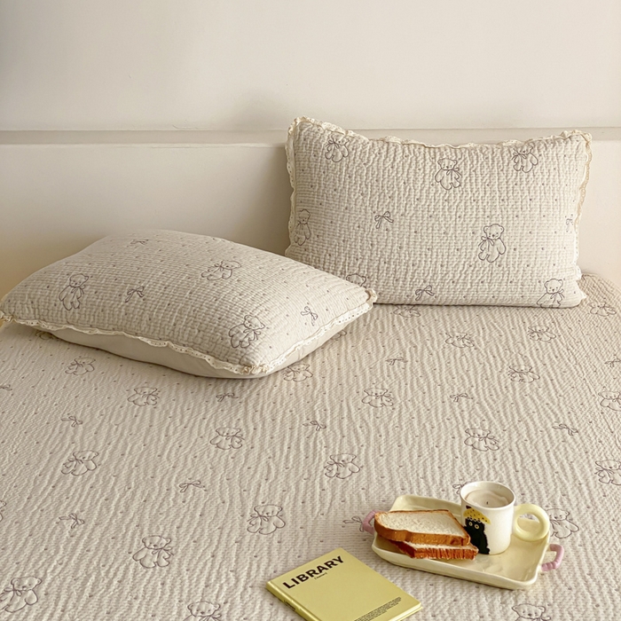 91家纺网 家纺一手货源 找家纺 麻依 2026新款韩国花边床盖三件套系列 丝带小熊-米色