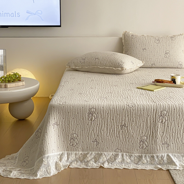 91家纺网 家纺一手货源 找家纺 麻依 2026新款韩国花边床盖三件套系列 丝带小熊-米色