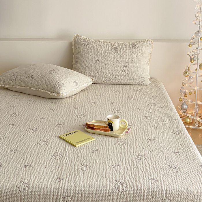 91家纺网 家纺一手货源 找家纺 麻依 2026新款韩国花边床盖三件套系列 丝带小熊-米色