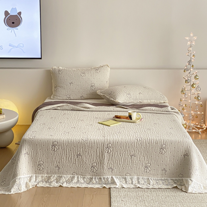91家纺网 家纺一手货源 找家纺 麻依 2026新款韩国花边床盖三件套系列 丝带小熊-米色