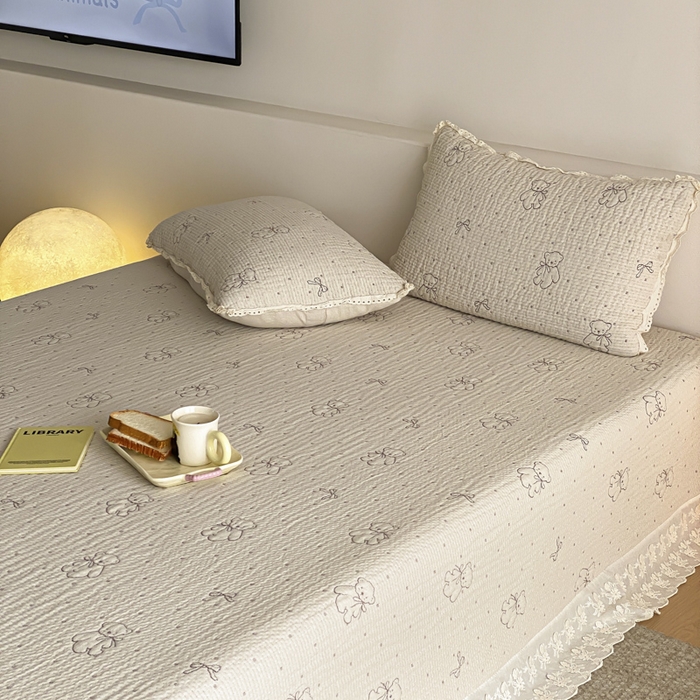 91家纺网 家纺一手货源 找家纺 麻依 2026新款韩国花边床盖三件套系列 丝带小熊-米色