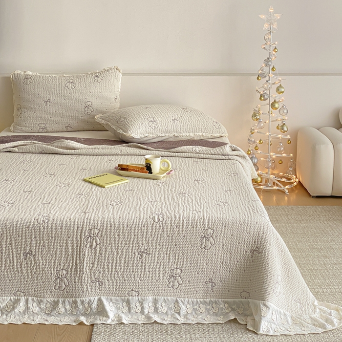 91家纺网 家纺一手货源 找家纺 麻依 2026新款韩国花边床盖三件套系列 丝带小熊-米色