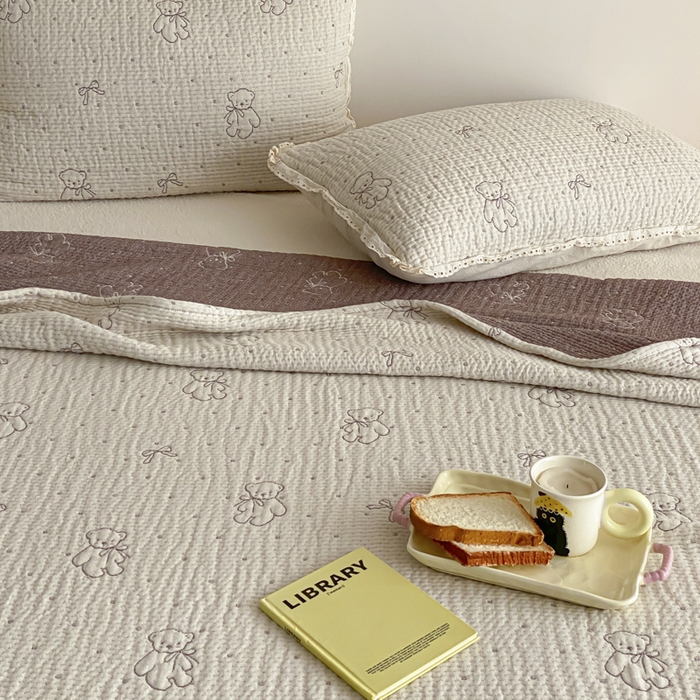 91家纺网 家纺一手货源 找家纺 麻依 2026新款韩国花边床盖三件套系列 丝带小熊-米色