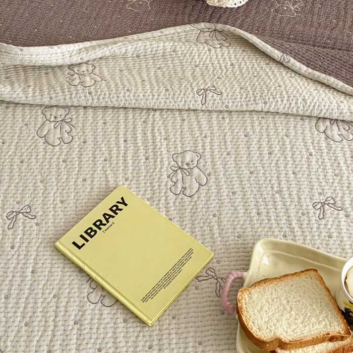 91家纺网 家纺一手货源 找家纺 麻依 2026新款韩国花边床盖三件套系列 丝带小熊-米色