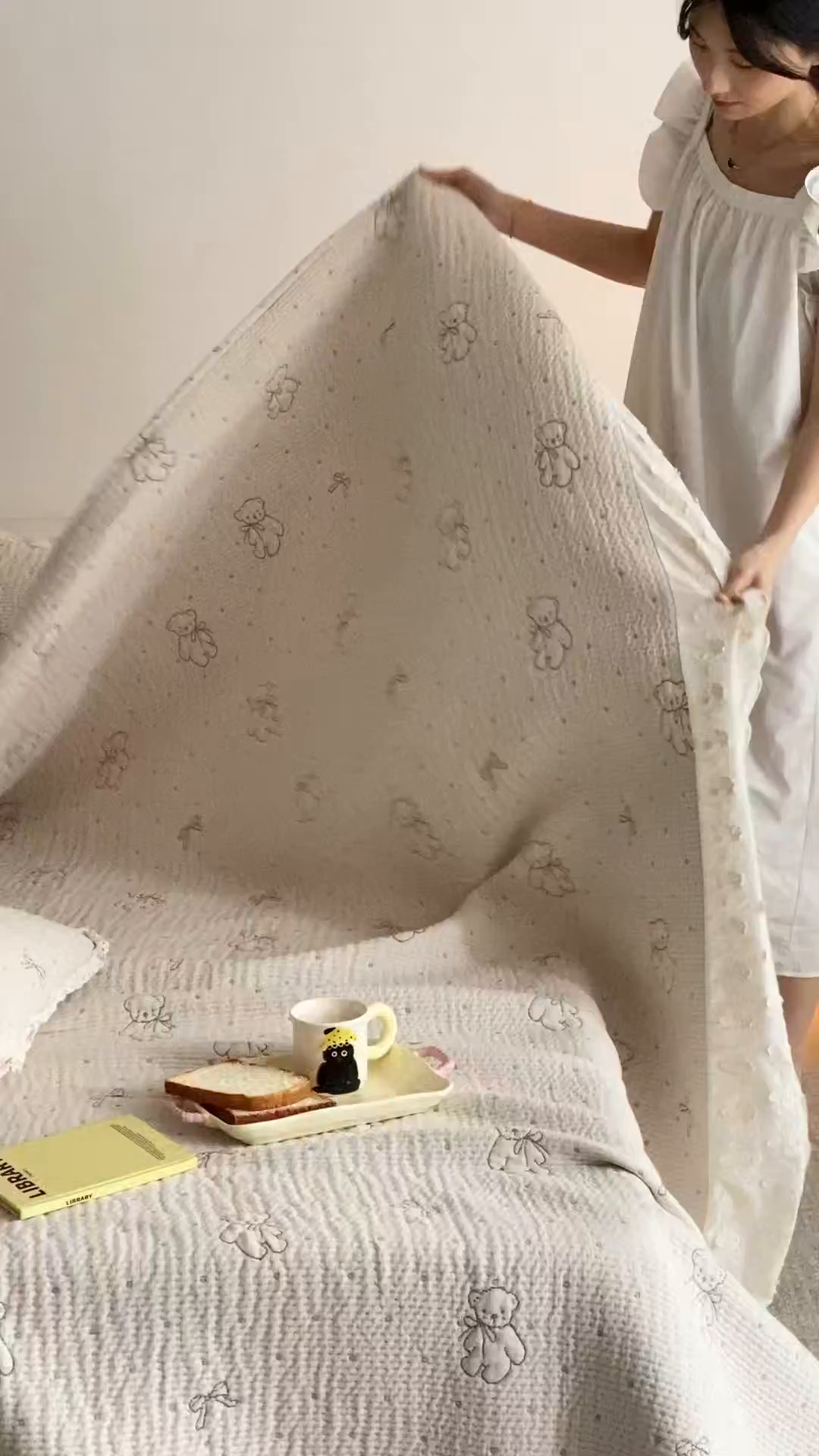 91家纺网 家纺一手货源 找家纺 麻依 2026新款韩国花边床盖三件套系列 丝带小熊-米色