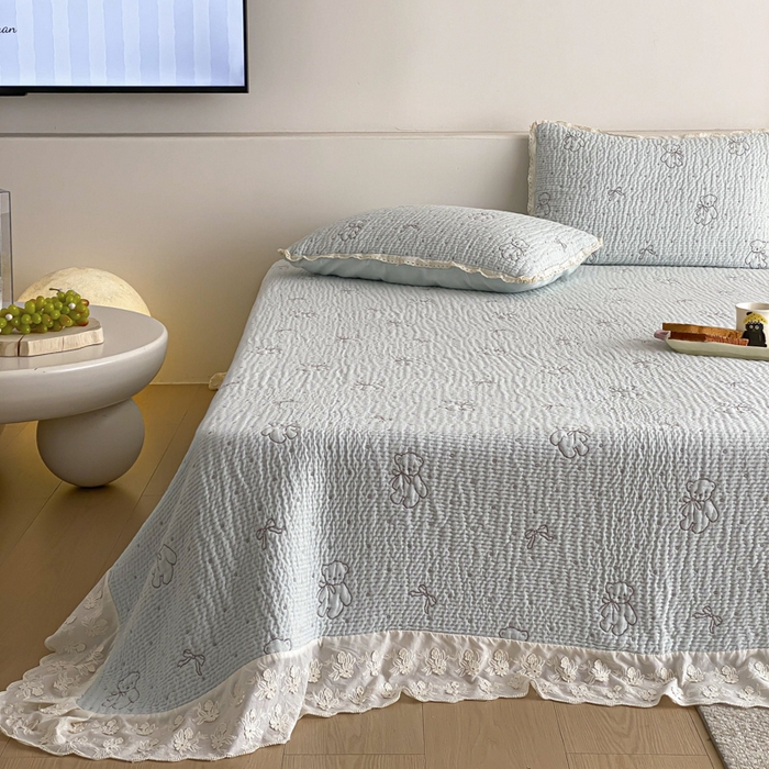 91家纺网 家纺一手货源 找家纺 麻依 2026新款韩国花边床盖三件套系列 丝带小熊-水蓝