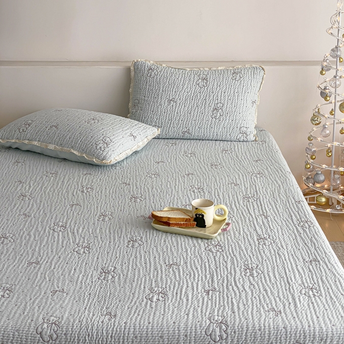 91家纺网 家纺一手货源 找家纺 麻依 2026新款韩国花边床盖三件套系列 丝带小熊-水蓝