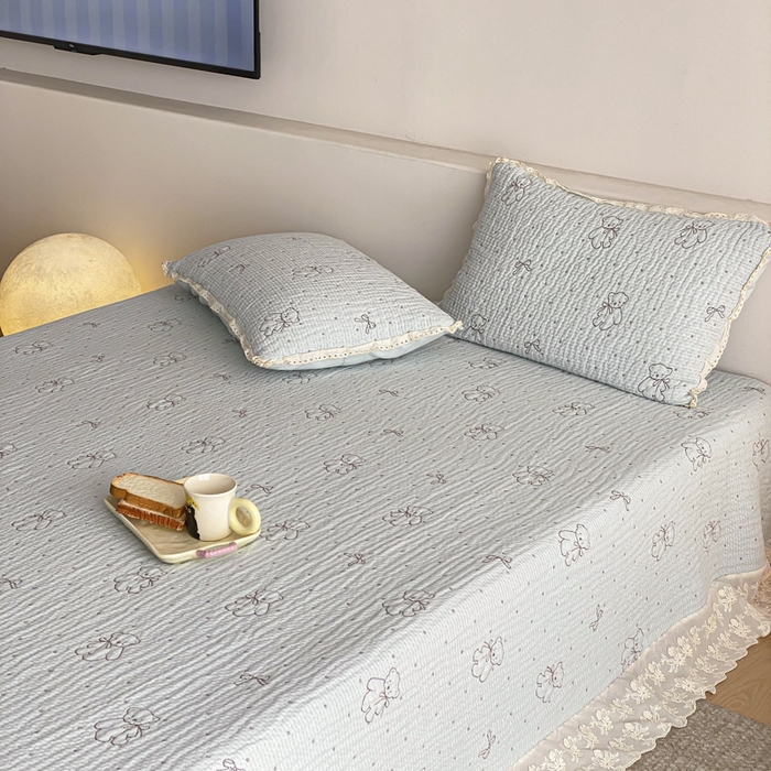 91家纺网 家纺一手货源 找家纺 麻依 2026新款韩国花边床盖三件套系列 丝带小熊-水蓝