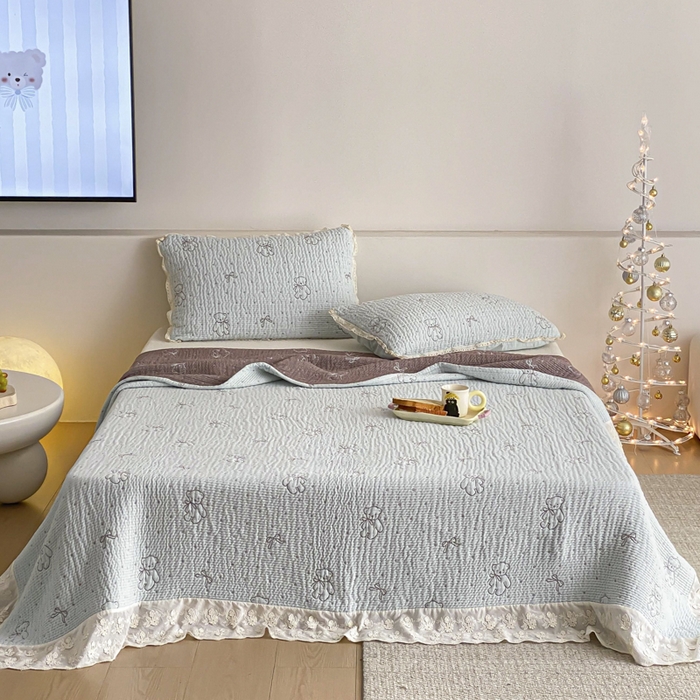 91家纺网 家纺一手货源 找家纺 麻依 2026新款韩国花边床盖三件套系列 丝带小熊-水蓝