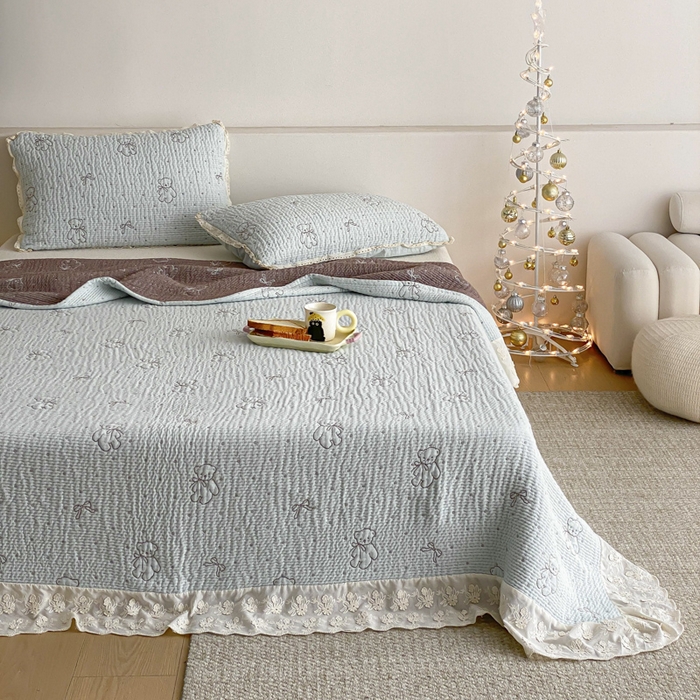 91家纺网 家纺一手货源 找家纺 麻依 2026新款韩国花边床盖三件套系列 丝带小熊-水蓝