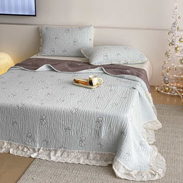 91家纺网 家纺一手货源 找家纺 麻依 2026新款韩国花边床盖三件套系列 丝带小熊-水蓝