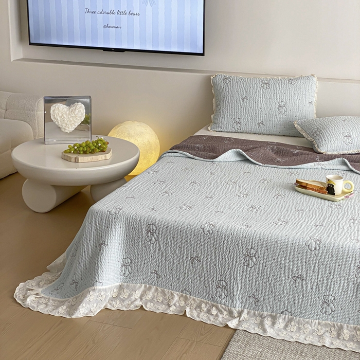 91家纺网 家纺一手货源 找家纺 麻依 2026新款韩国花边床盖三件套系列 丝带小熊-水蓝