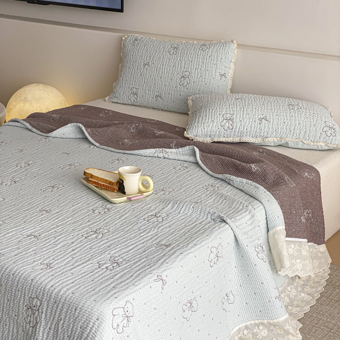 91家纺网 家纺一手货源 找家纺 麻依 2026新款韩国花边床盖三件套系列 丝带小熊-水蓝