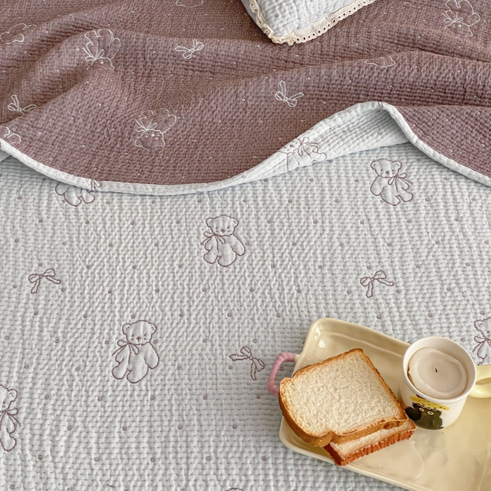 91家纺网 家纺一手货源 找家纺 麻依 2026新款韩国花边床盖三件套系列 丝带小熊-水蓝