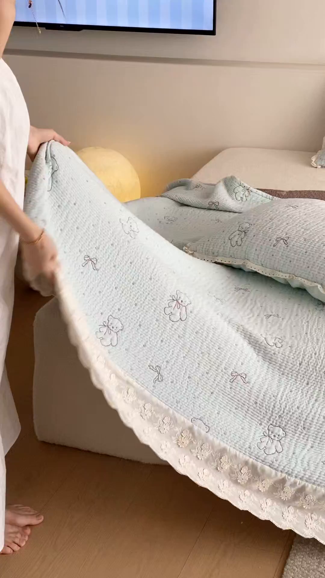 91家纺网 家纺一手货源 找家纺 麻依 2026新款韩国花边床盖三件套系列 丝带小熊-水蓝