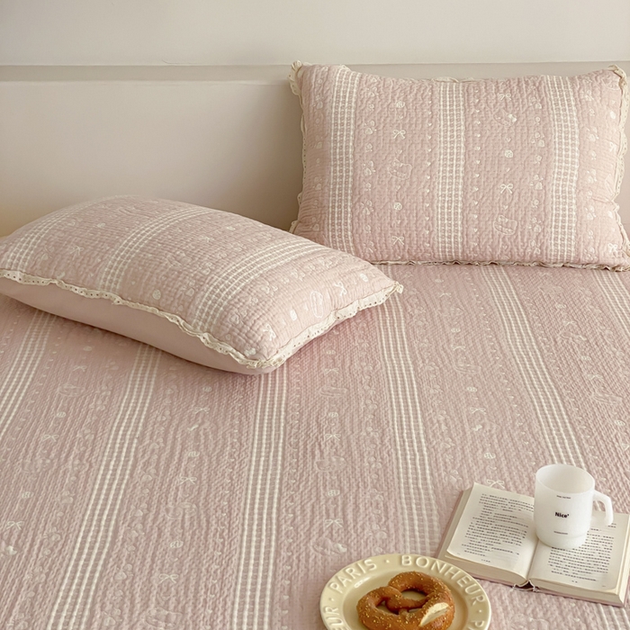 91家纺网 家纺一手货源 找家纺 麻依 2026新款韩国花边床盖三件套系列 甜心小猫-粉