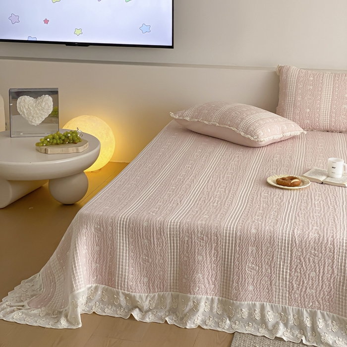 91家纺网 家纺一手货源 找家纺 麻依 2026新款韩国花边床盖三件套系列 甜心小猫-粉