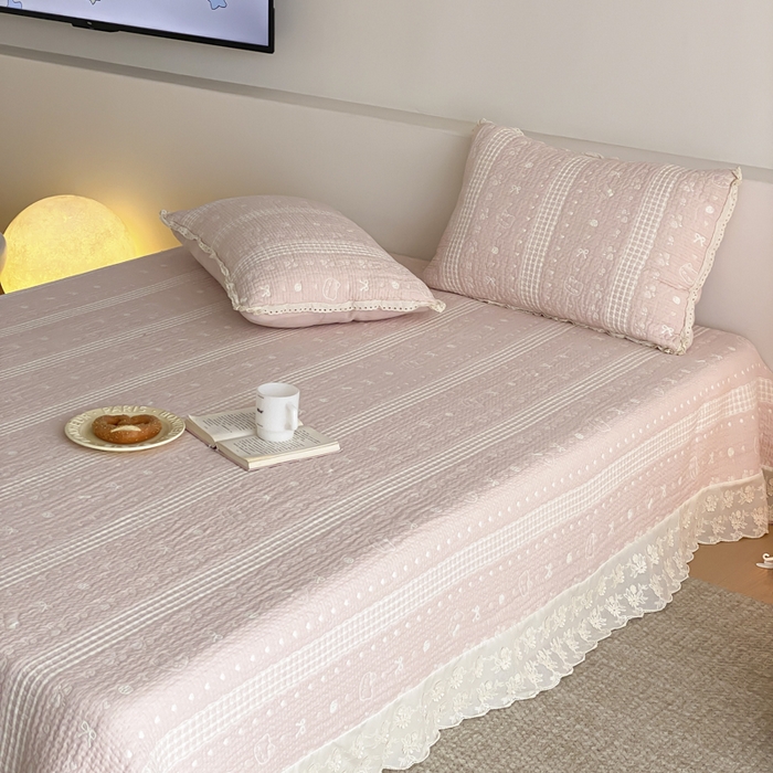 91家纺网 家纺一手货源 找家纺 麻依 2026新款韩国花边床盖三件套系列 甜心小猫-粉