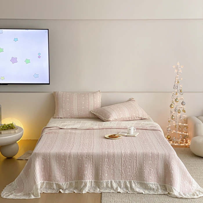 91家纺网 家纺一手货源 找家纺 麻依 2026新款韩国花边床盖三件套系列 甜心小猫-粉