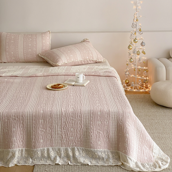 91家纺网 家纺一手货源 找家纺 麻依 2026新款韩国花边床盖三件套系列 甜心小猫-粉