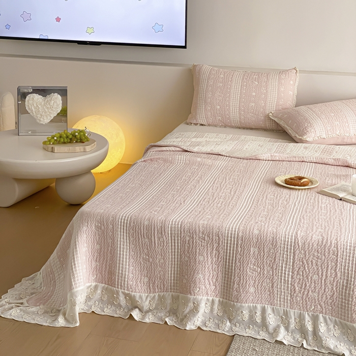 91家纺网 家纺一手货源 找家纺 麻依 2026新款韩国花边床盖三件套系列 甜心小猫-粉