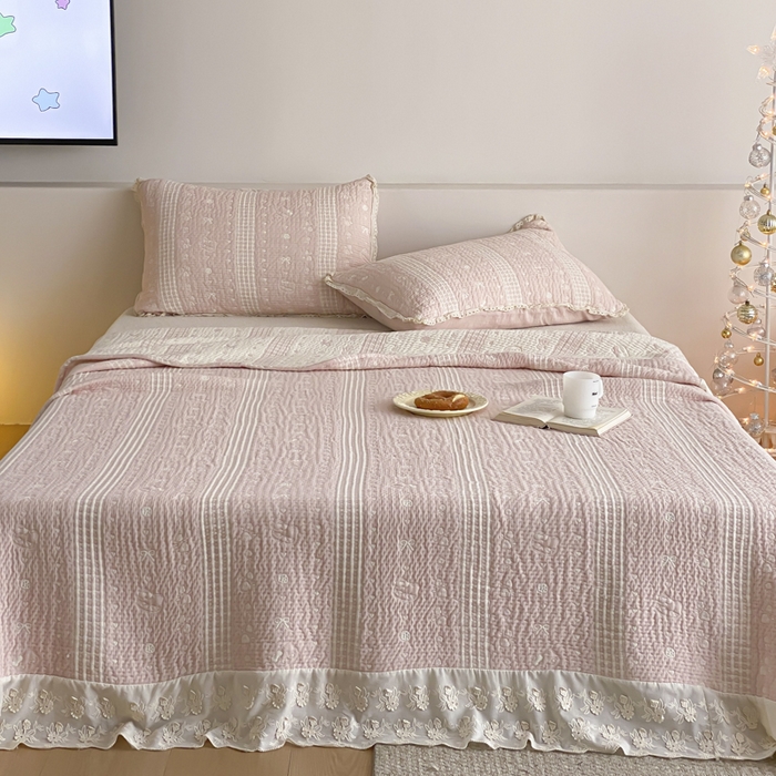 91家纺网 家纺一手货源 找家纺 麻依 2026新款韩国花边床盖三件套系列 甜心小猫-粉