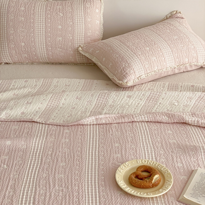 91家纺网 家纺一手货源 找家纺 麻依 2026新款韩国花边床盖三件套系列 甜心小猫-粉