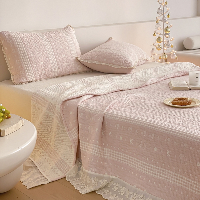 91家纺网 家纺一手货源 找家纺 麻依 2026新款韩国花边床盖三件套系列 甜心小猫-粉