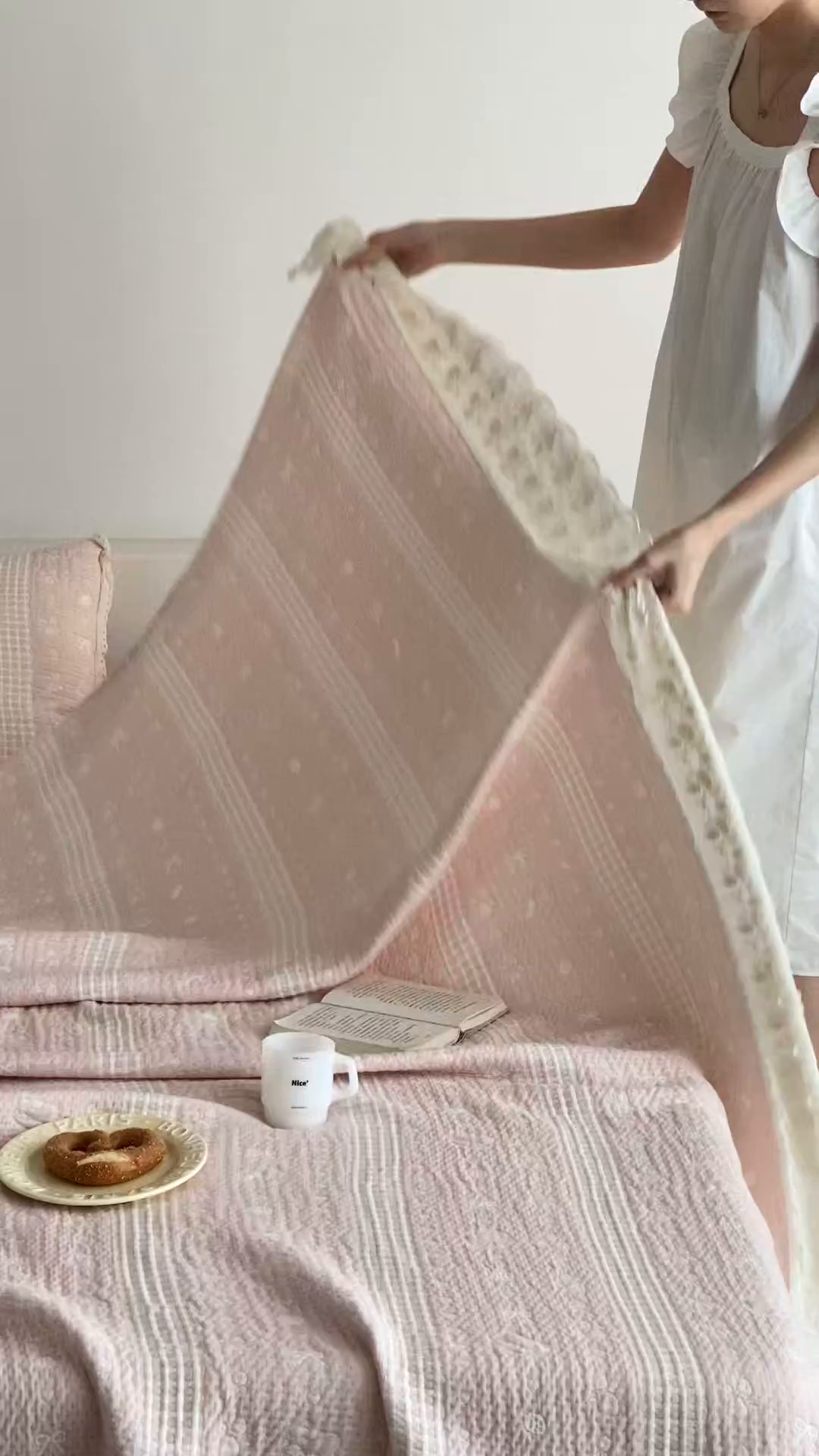 91家纺网 家纺一手货源 找家纺 麻依 2026新款韩国花边床盖三件套系列 甜心小猫-粉