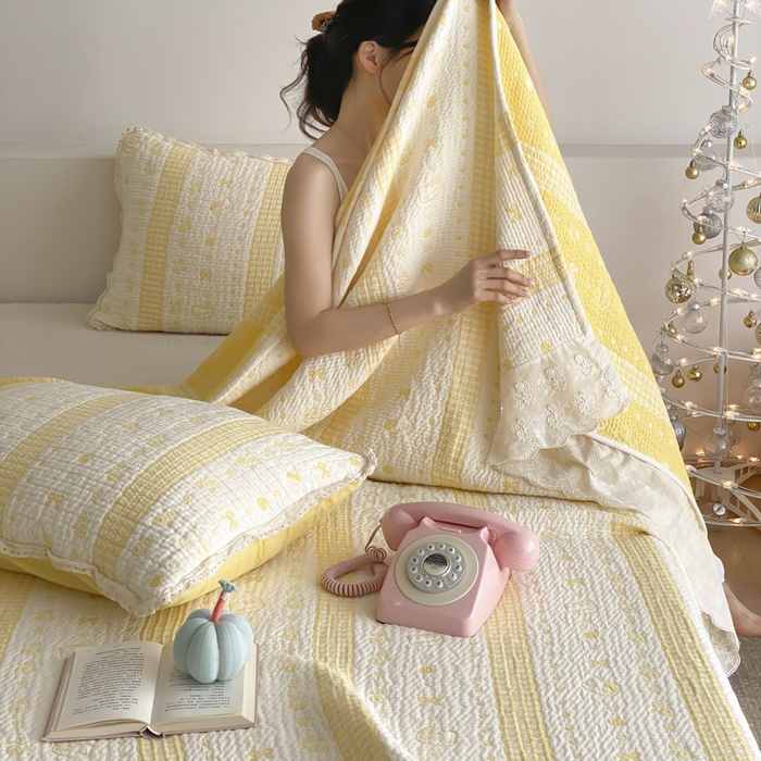 91家纺网 家纺一手货源 找家纺 麻依 2026新款韩国花边床盖三件套系列 甜心小猫-黄