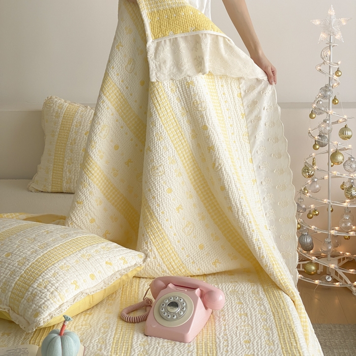 91家纺网 家纺一手货源 找家纺 麻依 2026新款韩国花边床盖三件套系列 甜心小猫-黄