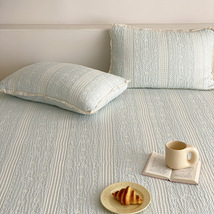 91家纺网 家纺一手货源 找家纺 麻依 2026新款韩国花边床盖三件套系列 甜心小猫-水蓝