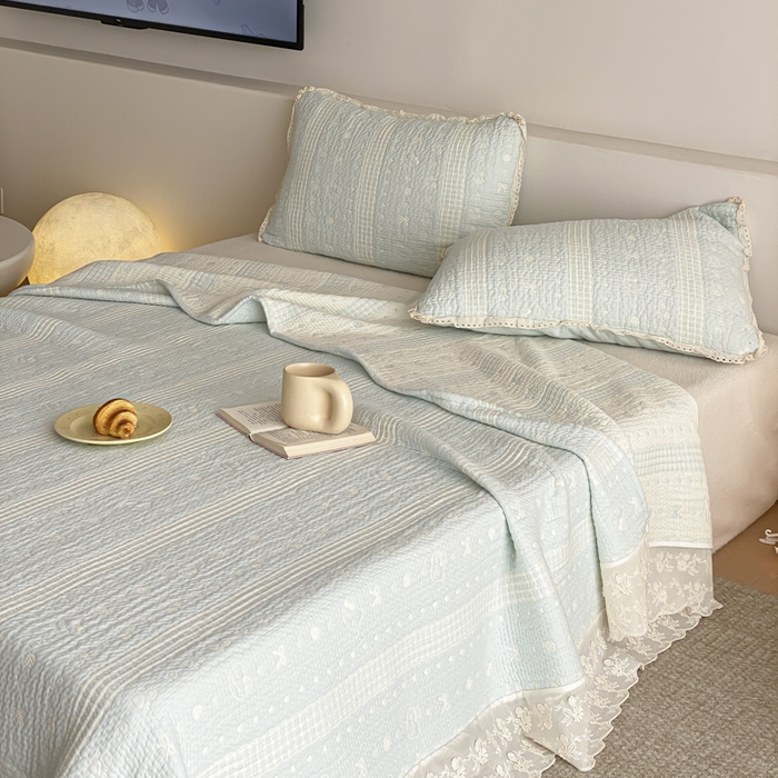 91家纺网 家纺一手货源 找家纺 麻依 2026新款韩国花边床盖三件套系列 甜心小猫-水蓝