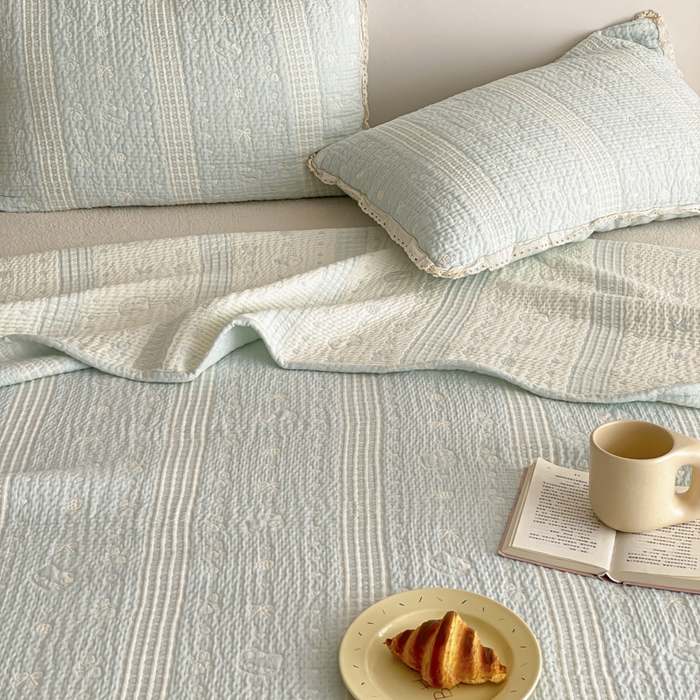 91家纺网 家纺一手货源 找家纺 麻依 2026新款韩国花边床盖三件套系列 甜心小猫-水蓝